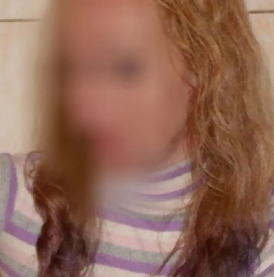 Zeynep, 24